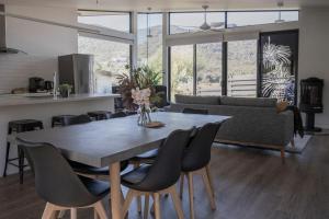 a dining room and kitchen with a table and chairs at Villa View in Halls Gap