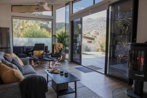 霍尔斯加普Villa View的客厅里有一张沙发和一张桌子。