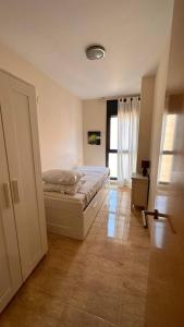 una camera con un letto in una stanza con una finestra di Apartamento con vista en L'Hospitalet del Infant a Hospitalet de l'Infant