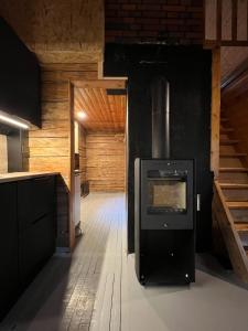 a kitchen with an oven in the middle of a room at Black Work Levi Autti in Kittilä