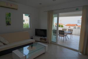 een woonkamer met een bank en een glazen tafel bij Villa Vinko in Trogir