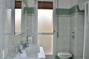 een badkamer met een wastafel, een toilet en een spiegel bij M.Aurelio (Nolo) Black & White in Milaan