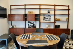 een conferentieruimte met een houten tafel en stoelen bij M.Aurelio (Nolo) Black & White in Milaan