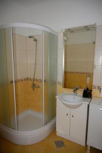 uma casa de banho com um chuveiro e um lavatório. em Villa Vinko em Trogir