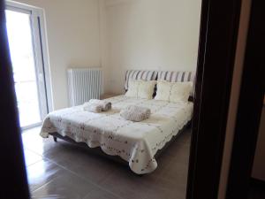 1 dormitorio con 1 cama con 2 toallas en Samaras Apartments in Kamena Vourla, en Kamena Vourla