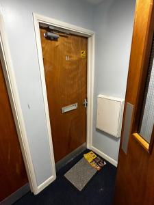 a hallway with a door and a door sidx sidx sidx at 2 Bedroom Apartment - 11 Parry Court in Nottingham