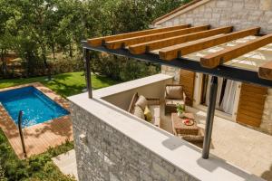 vista sul tetto di un cortile con piscina e terrazza di Meneghetti Wine Hotel and Winery - Relais & Chateaux a Bale (Valle)