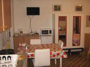 um quarto com uma mesa e uma cozinha com um micro-ondas em Flat in Milan 3 em Milão