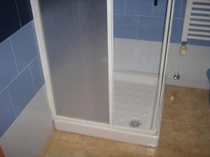 um chuveiro com uma porta de vidro na casa de banho em Flat in Milan 3 em Milão