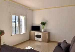 ein Wohnzimmer mit Couch und Fernseher in der Unterkunft Villa Siva in Torrox Costa + 12 Fotos
