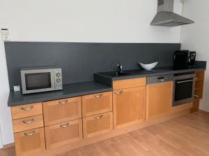 a kitchen with a microwave and a counter top at Ferienwohnung mit 1 Schlafzimmer in Altensteig