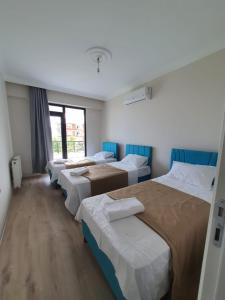 Cette chambre comprend 4 lits et une fenêtre. dans l'établissement Royal Evleri, à Trabzon