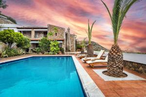 Bazén v ubytovaní Leyla Luxury Villa alebo v jeho blízkosti