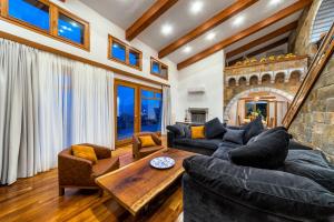 Posedenie v ubytovaní Leyla Luxury Villa