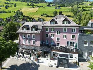 - une vue aérienne sur l'auberge sur la colline dans l'établissement Hotel Restaurant Rössli, à Alt Sankt Johann