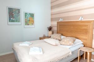 a small bedroom with a bed with a wooden headboard at 2ndhomes Compact Studio by the Esplanade Park in Helsinki