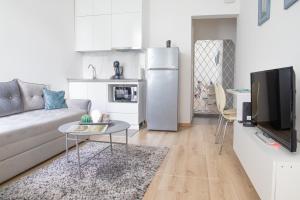 - un salon avec un canapé et un réfrigérateur dans l'établissement Etoile City Center Apartments, à Belgrade