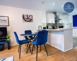 uma cozinha e sala de jantar com mesa e cadeiras em 2 Bedroom House By Cabral Properties Monthly special price em Reading