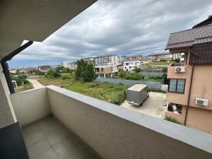 - une vue depuis le balcon d'un bâtiment dans l'établissement Apartament Elena, à Bragadiru