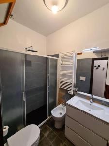 ein Bad mit einer Dusche, einem WC und einem Waschbecken in der Unterkunft Casa Vacanze Mare, Sole e Relax in Castiglione della Pescaia