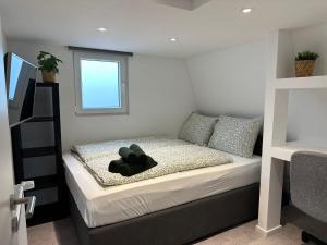 ein Schlafzimmer mit einem Bett, auf dem ein Teddybär liegt in der Unterkunft Ferienvilla 10 Minuten vom Strand in Dirkshorn