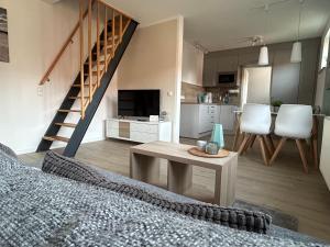 een woonkamer met een tafel en een keuken bij Timmenstrand in Timmendorfer Strand