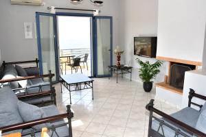 salon z kanapami i kominkiem w obiekcie Sea View Luxury Maisonette w mieście Kapótidhes