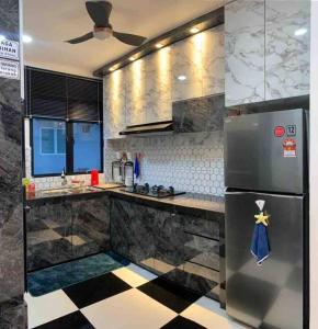 La cuisine est équipée d'un réfrigérateur et d'un sol en damier. dans l'établissement Abbie's Private Pool Villa Bukit Mertajam Penang, à Bukit Mertajam