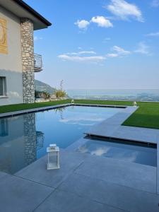 RoeにあるVilla Bellavista - private pool Garda Lakeの家の隣のテーブル付きスイミングプール