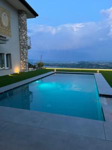 Villa Bellavista - private pool Garda Lakeの敷地内または近くにあるプール