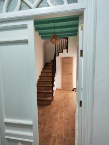 um corredor com uma escada com um tecto verde em Casa SANTA MARÍA em Carmona