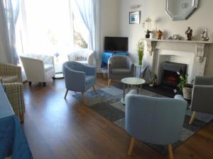 sala de estar con sillas y chimenea en The Florian en Weymouth