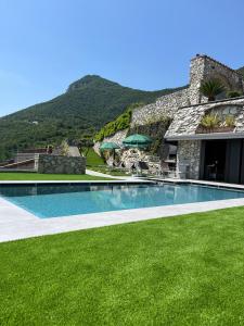Het zwembad bij of vlak bij Villa Bellavista - private pool Garda Lake