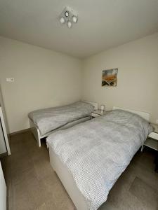 En eller flere senge i et værelse på Apartments James Ensor
