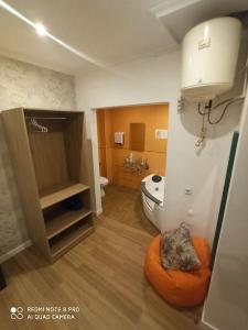 Habitación con baño con lavabo y aseo. en Apartamento vacacional, en Torrevieja