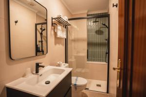 A bathroom at Hotel Xunqueira Még 37 kép