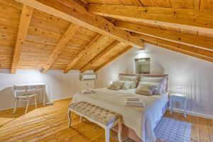 ein Schlafzimmer mit einem großen Bett und Holzdecken in der Unterkunft Studio Jana with Balcony in Stranići kod Lovreča