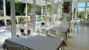 una stanza con due tavoli e sedie su un patio di Ruciane Tarasy a Ruciane-Nida