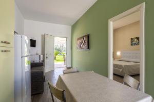 A kitchen or kitchenette at La Perla Di Mare - Gemma