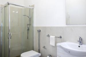A bathroom at La Perla Di Mare - Gemma Még 20 kép