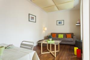リスボンにあるALTIDO Spacious and bright 1-bed flat with city views in Lapaのリビングルーム(ソファ、テーブル付)