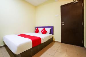 万津Happy Inn Hotel的卧室里有一张大床，配有红色枕头