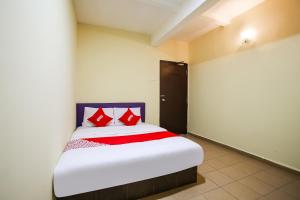 万津Happy Inn Hotel的卧室里有一张大床，配有红色枕头