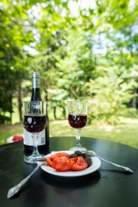 ポリギロスにあるCountry Cottage I & Country Cottage IIのワイン2杯とワイン1本付きのテーブル