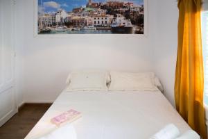 A bed or beds in a room at Guest House Ibiza