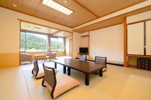 TV o dispositivi per l'intrattenimento presso Hotel Hoho "A hotel overlooking the Echigo Plain and the Yahiko mountain range" formerly Hotel Oohashi Yakata-no-Yu