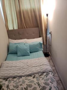 een bed met blauwe kussens erop bij Comfy zone in Abu Dhabi