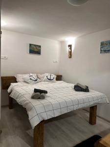 ein Schlafzimmer mit einem Bett mit einem ausgestopften Tier darauf in der Unterkunft ViSTAMaRE Apartment in Opatija