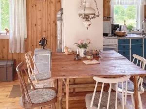 cocina con mesa de madera y sillas en Holiday home Gnesta II, en Gnesta