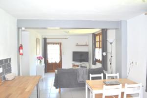 salon z kanapą i stołem w obiekcie Les Bruyeres Gite w mieście Montbron